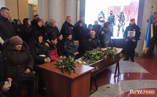 Навіки в строю: у Черкасах попрощалися з двома загиблими поліцейськими (ФОТО)