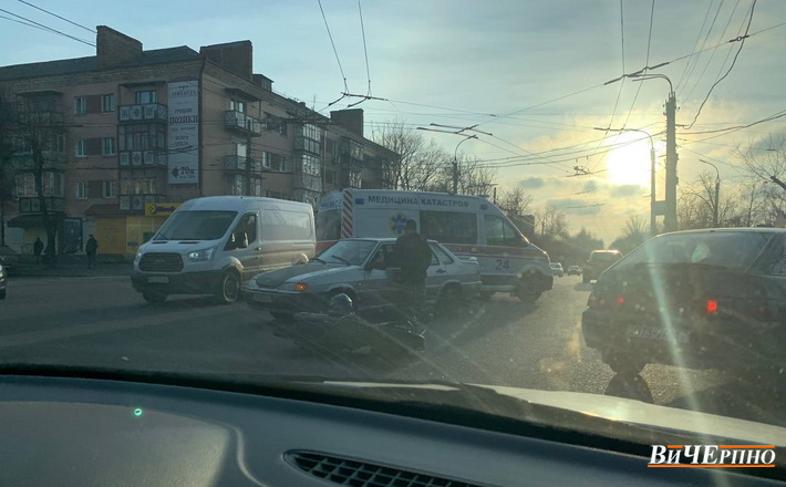 У Черкасах зіштовхнулися мотоцикліст і легковик