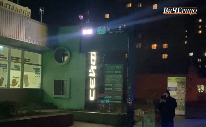 Вандали розбили електронне табло “Dozor” біля ТРЦ в Черкасах (ВІДЕО)