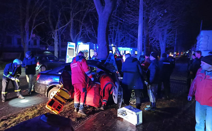 ДТП у Черкасах: автівка врізалася у дерево, водій – у комі, ще двоє пасажирів травмовані
