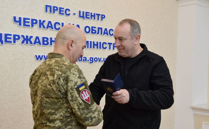 За вірність українському народу: у Черкасах вручили нагрудні знаки військовим (ФОТО)