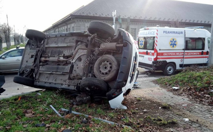 У Черкасах зіштовхнулися дві автівки, одна від удару перекинулася (ФОТО)
