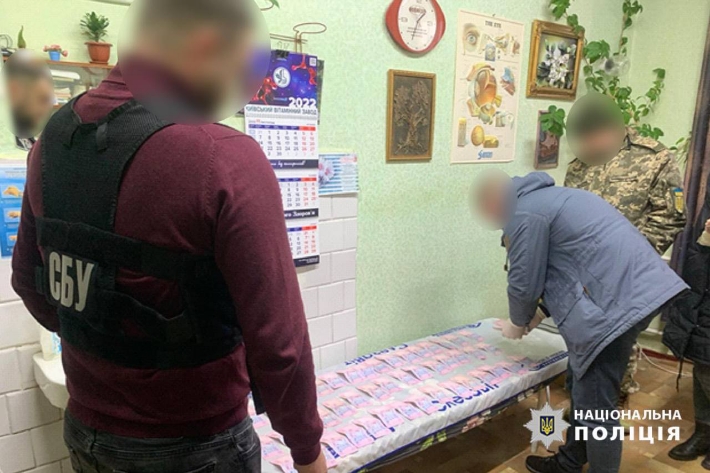 Допомагав чоловікам ухилятися від служби: на Черкащині поліцейські затримали лікаря