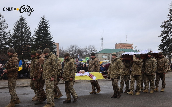 У Смілі попрощалися із солдатом, який загинув на Донеччині