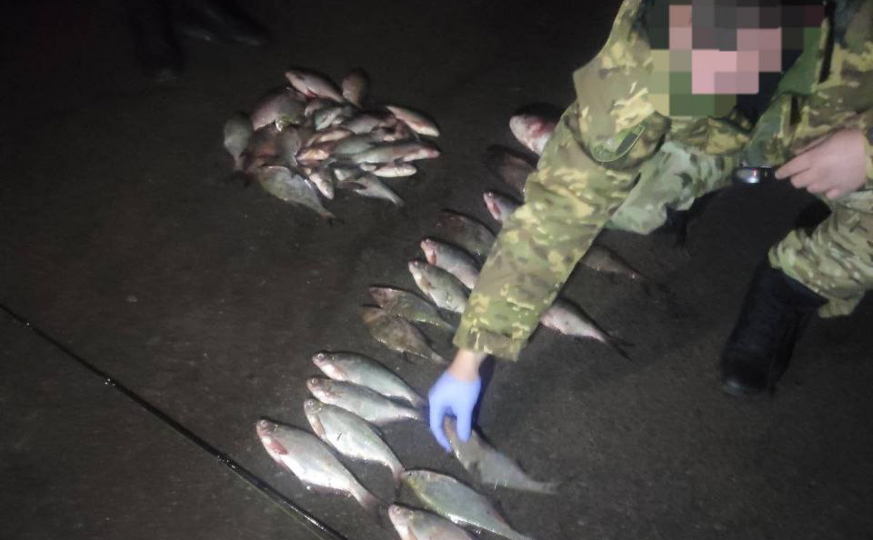 Уночі в Черкасах затримали чоловіка, який наловив риби на 75 тисяч гривень