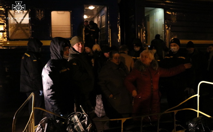 Потяг з евакуйованими донеччанами прибув до Черкас (ВІДЕО)