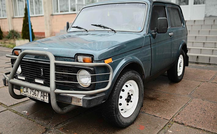 Освітяни області передали своїм колегам-військовим автівку