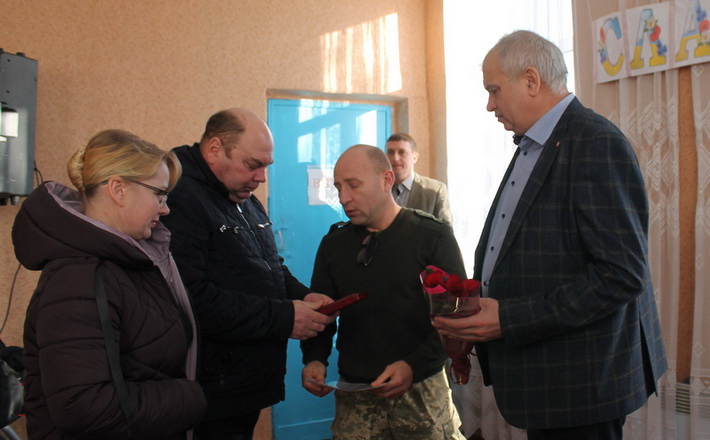 Батькам загиблого на війні захисника передали нагороду сина