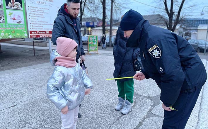 Черкаські поліцейські роздавали дітям світловідбивні елементи на одяг
