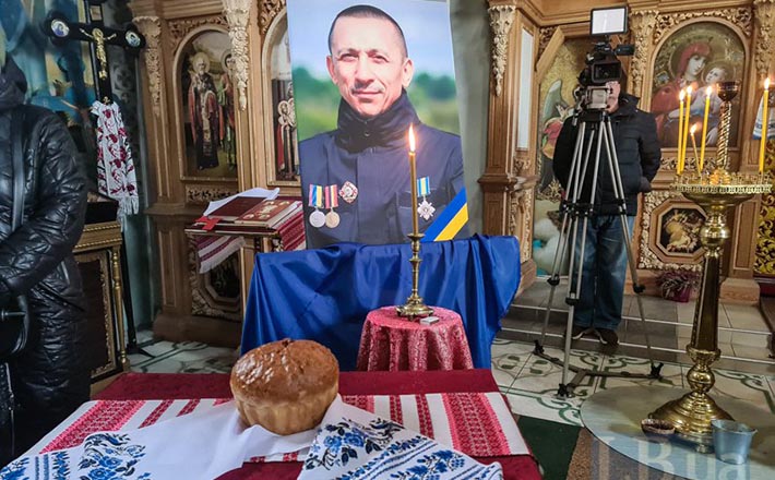 Проводжали на колінах: загиблого Олега Собченка поховали на Черкащині (ФОТО)