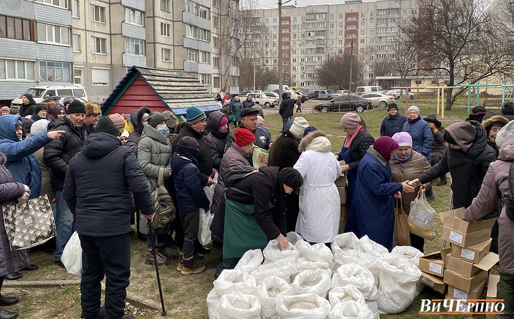 Продуктові набори вихідними могли отримати жителі одного з районів міста (ФОТО)