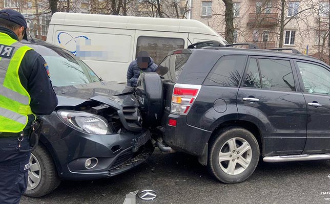 У центрі Черкас зіштовхнулися чотири авто, рух бульваром перекрито (ФОТО)