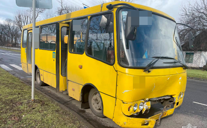 У Черкасах сталася потрійна ДТП за участю маршрутки (ФОТО)