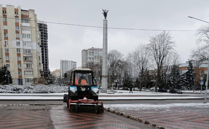 Через снігопад на дорогах міста протягом ночі працювала спеціальна техніка