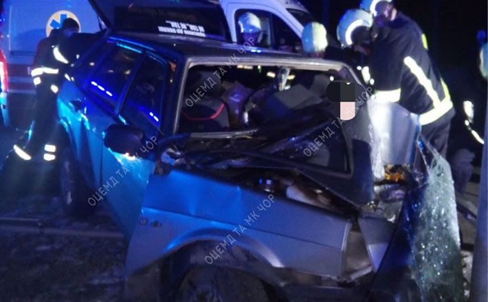 У Черкасах автомобіль в’їхав у електроопору, водія затисло в кабіні