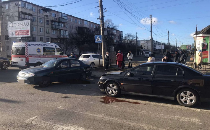 Ранкова аварія в Черкасах: зіштовхнулися три авто, є постраждалі (ФОТО)