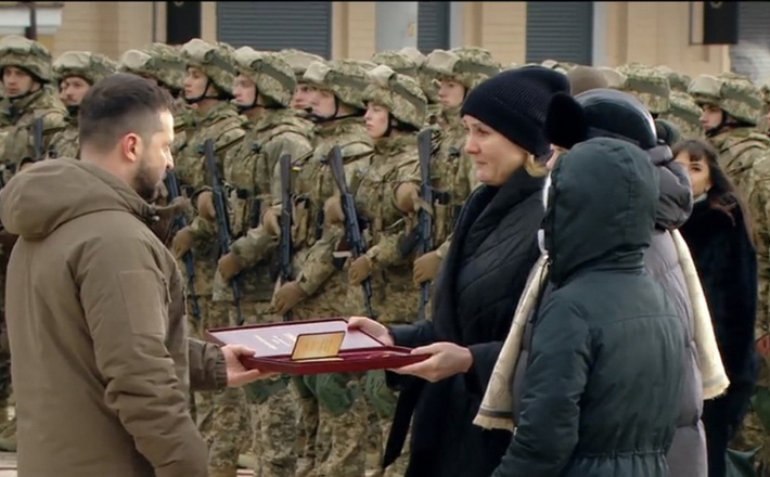 Президент передав родині Михайла Курачтенка нагороду, вручену поліціянту посмертно (ВІДЕО)