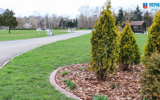 Черкаські комунальники наводять лад у парках і скверах міста