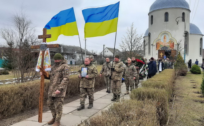 Військовий із Донеччини останній спочинок знайшов на Черкащині: його проводжали на колінах
