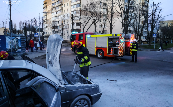 У Черкасах під час руху загорілася автівка