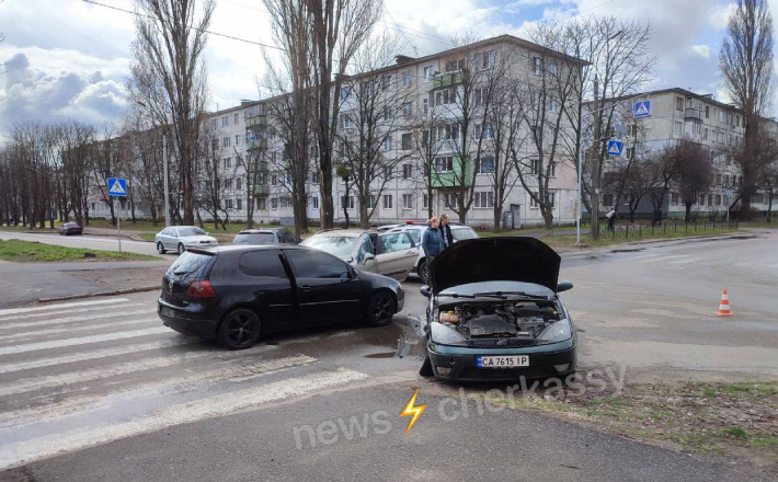 У Черкасах на перехресті сталася потрійна аварія