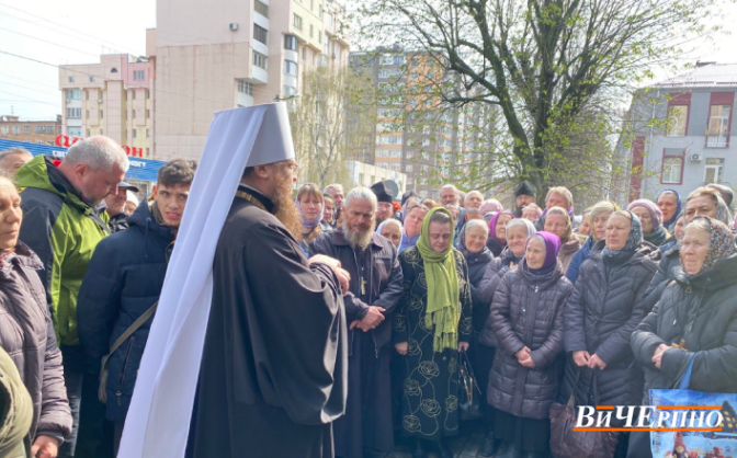 Біля Черкаської СБУ віряни УПЦ МП мітингують проти обрання запобіжного заходу Феодосію (ФОТО, ВІДЕО)