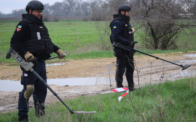 Піротехніки Черкащини продовжують розміновувати деокуповані області  (ФОТО)