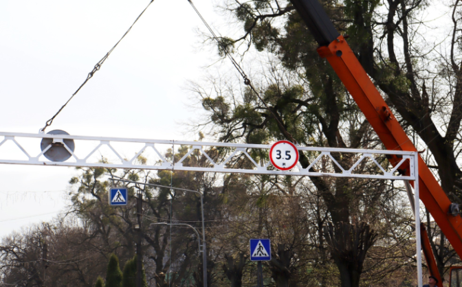 У Монастирищі встановили обмежувач руху вантажівок