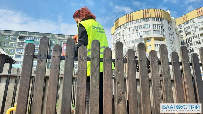 Черкаські комунальники готують дитячі майданчики до літа