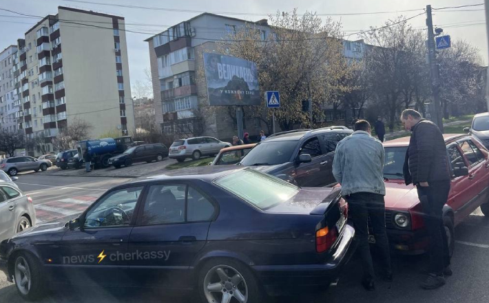 У Черкасах на перехресті зіштовхнулися дві автівки
