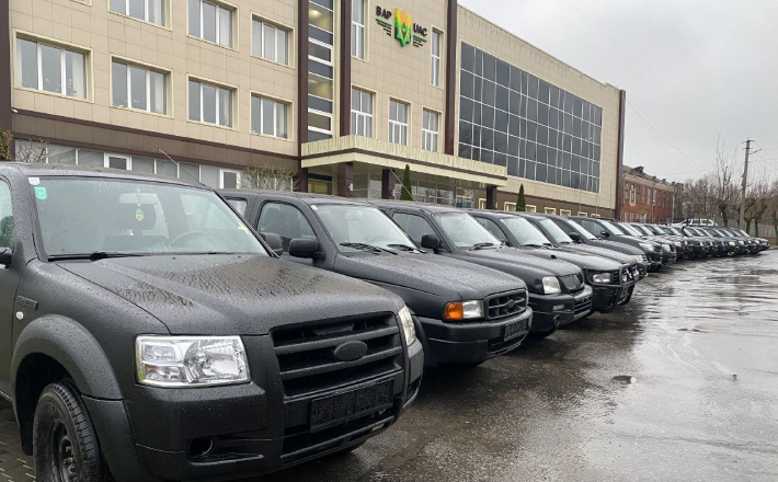 20 автівок відправили військовим із Черкащини