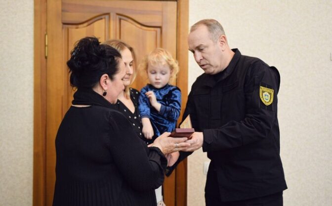 Родинам загиблих черкаських правоохоронців вручили посмертні нагороди (ФОТО)