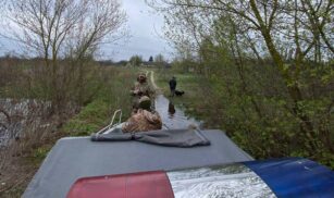 Черкаські патрульні евакуювали людей, які постраждали від підтоплення