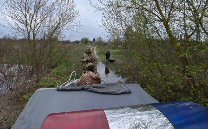 Черкаські патрульні евакуювали людей, які постраждали від підтоплення