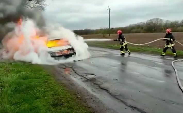 Під час руху на Уманщині загорілася автівка (ВІДЕО)