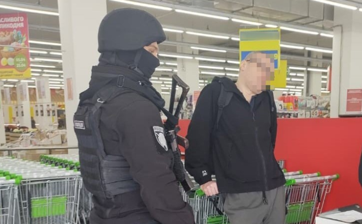 Жителя Черкас затримали за крадіжку павербанка з магазину