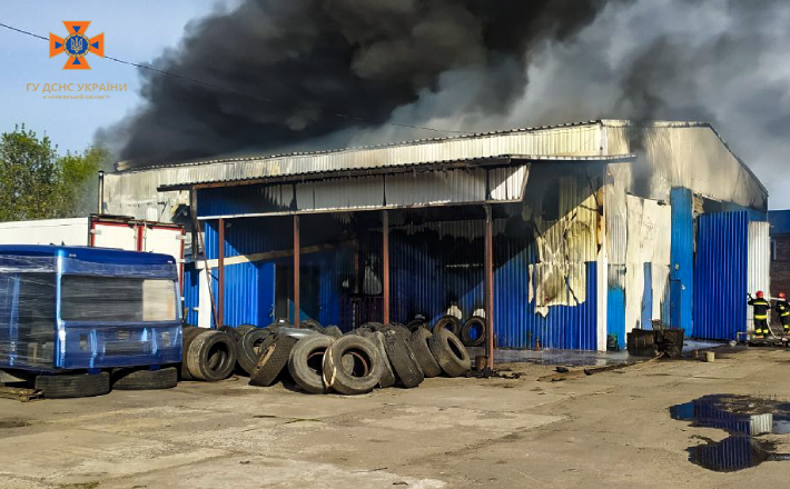 У Черкасах сталася пожежа вантажного автомобіля, дві особи травмовані