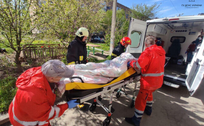 На Звенигородщині рятувальники допомогли транспортувати хвору жінку