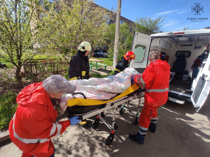 На Звенигородщині рятувальники допомогли транспортувати хвору жінку