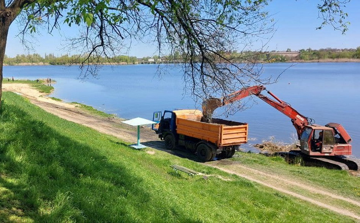 Чистять річку та завозять пісок: у Смілі облаштовують один із пляжів