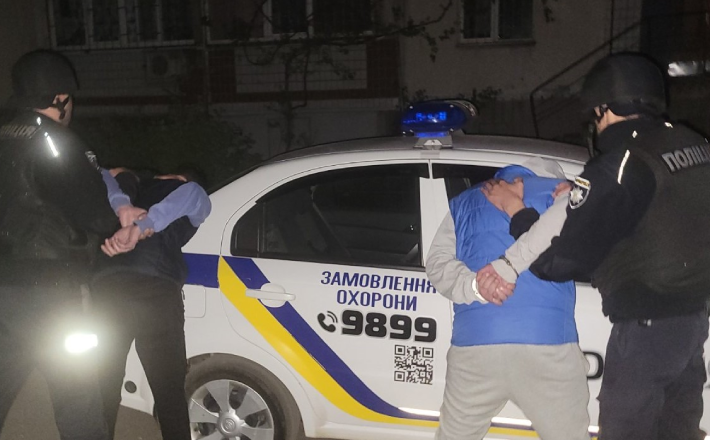 Вживали наркотики на дитячому майданчику: черкаські правоохоронці затримали трьох чоловіків