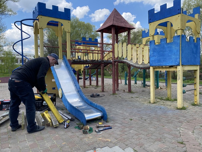 У Каневі комунальники відремонтували дитячий майданчик, який нещодавно потрощили вандали
