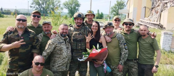 Черкаський військовий освідчився своїй коханій під Бахмутом
