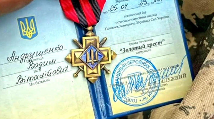 Залужний відзначив черкаського піхотинця “Золотим хрестом”