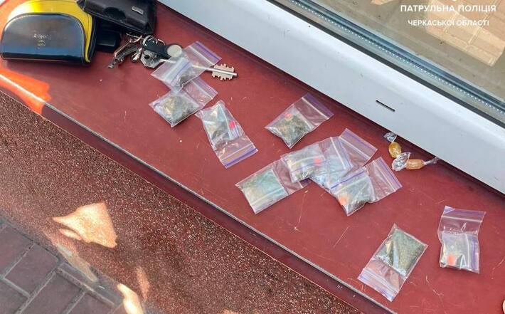 Черкаські правоохоронці затримали п’яних чоловіків, в яких виявили наркотики