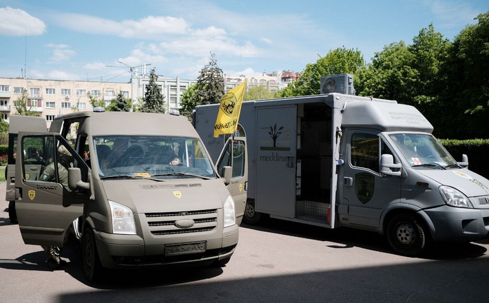 Медико-стоматологічний комплекс та бус передадуть військовим від волонтерів Черкащини