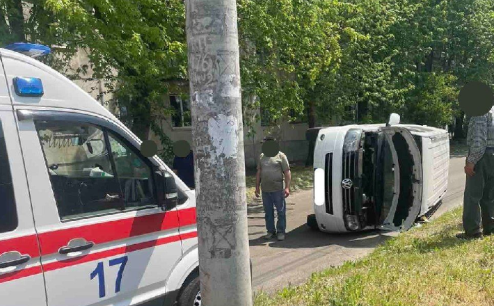 Унаслідок ДТП у Черкасах автівка перекинулася від удару 