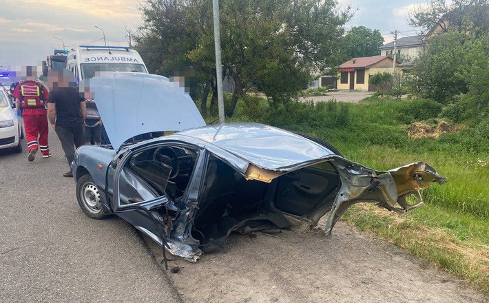 Унаслідок ДТП у Червоній Слободі одну з автівок розірвало навпіл (ФОТО)