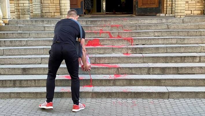 “Церква на крові” – активісти облили червоною фарбою входи до собору УПЦ МП в Черкасах (ФОТО)