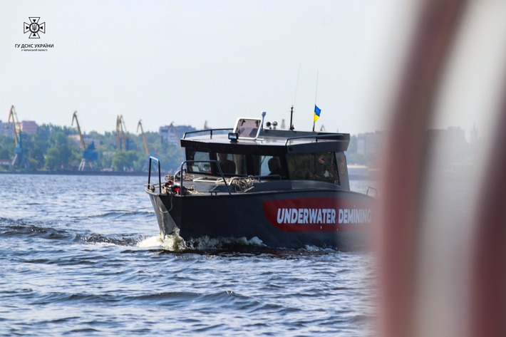 Черкаські рятувальники на Запоріжжі очищували річку Дніпро